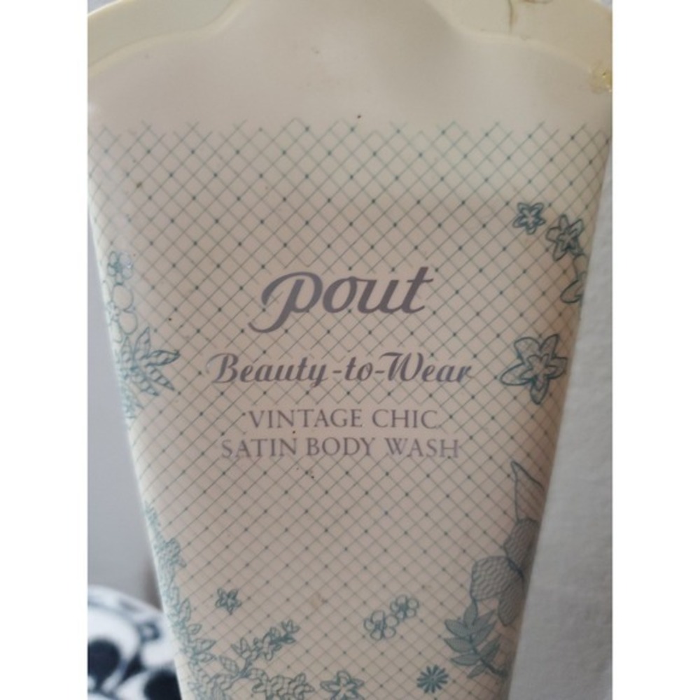 VICTORIA'S SECRET POUT VINTAGE‎ CHIC Bosy Wash